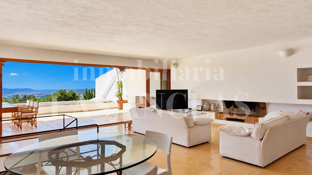 Ibiza Jesús - Light-filled modernist townhouse with private pool, large terraces and sea views for sale