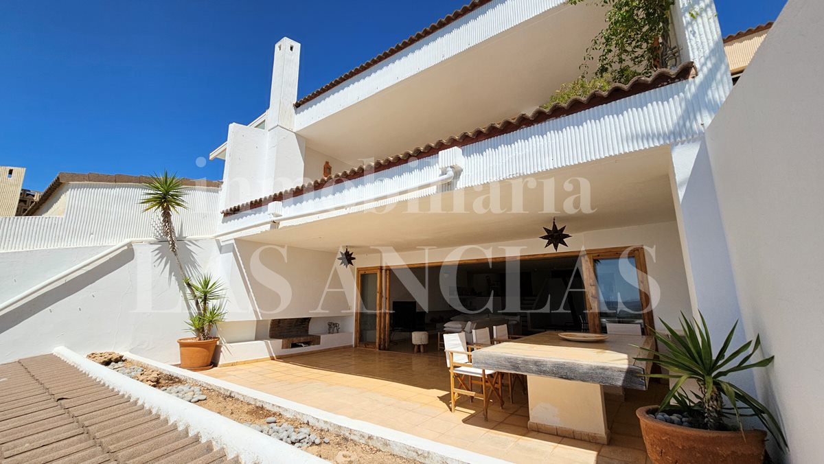 Ibiza Jesús - Spacious, light-filled townhouse with pool, open-plan architecture and privileged views for sale