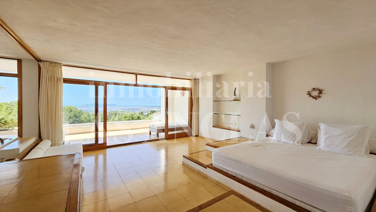 Ibiza Jesús - Spacious, light-filled townhouse with pool, open-plan architecture and privileged views for sale