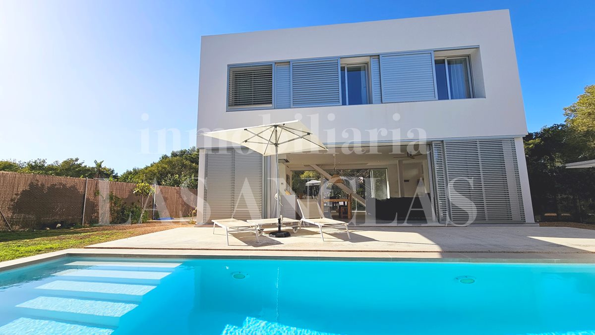 Ibiza San Carlos - Modern, low-maintenance villa with a guest house within walking distance of the beach for sale