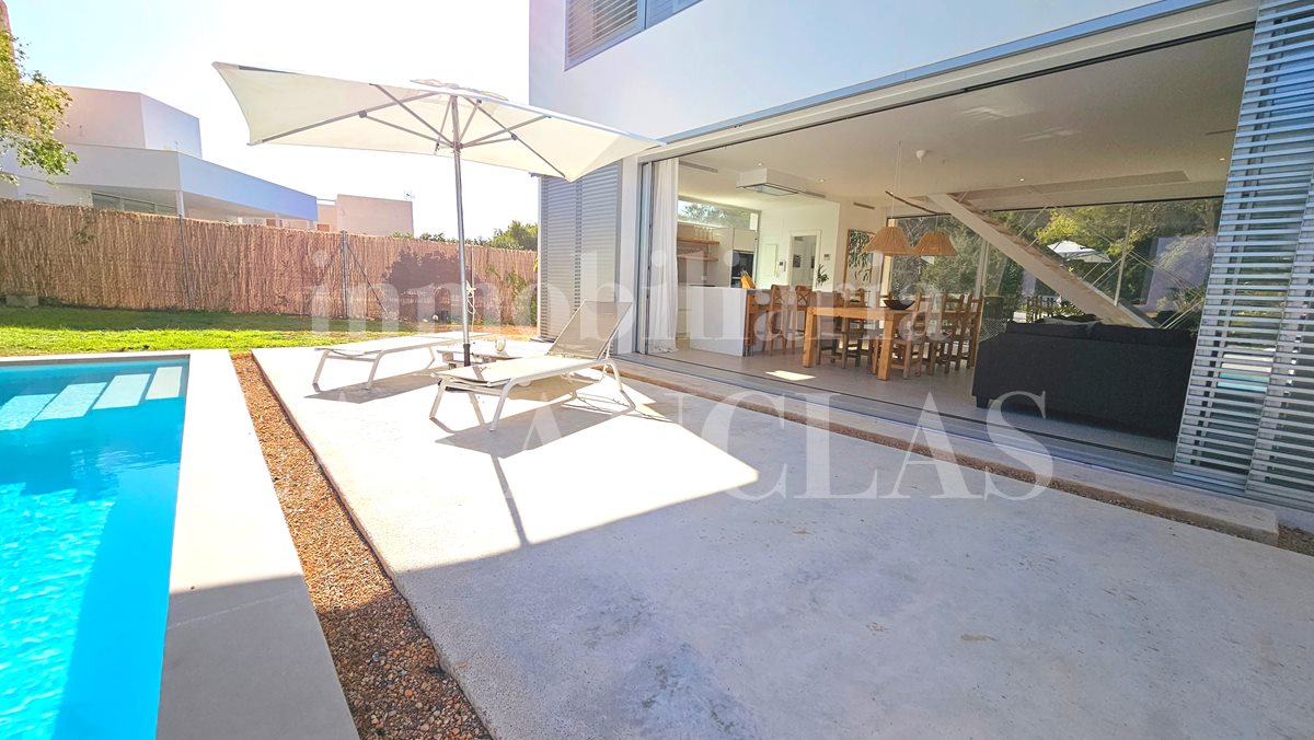 Ibiza San Carlos - Modern, low-maintenance villa with a guest house within walking distance of the beach for sale