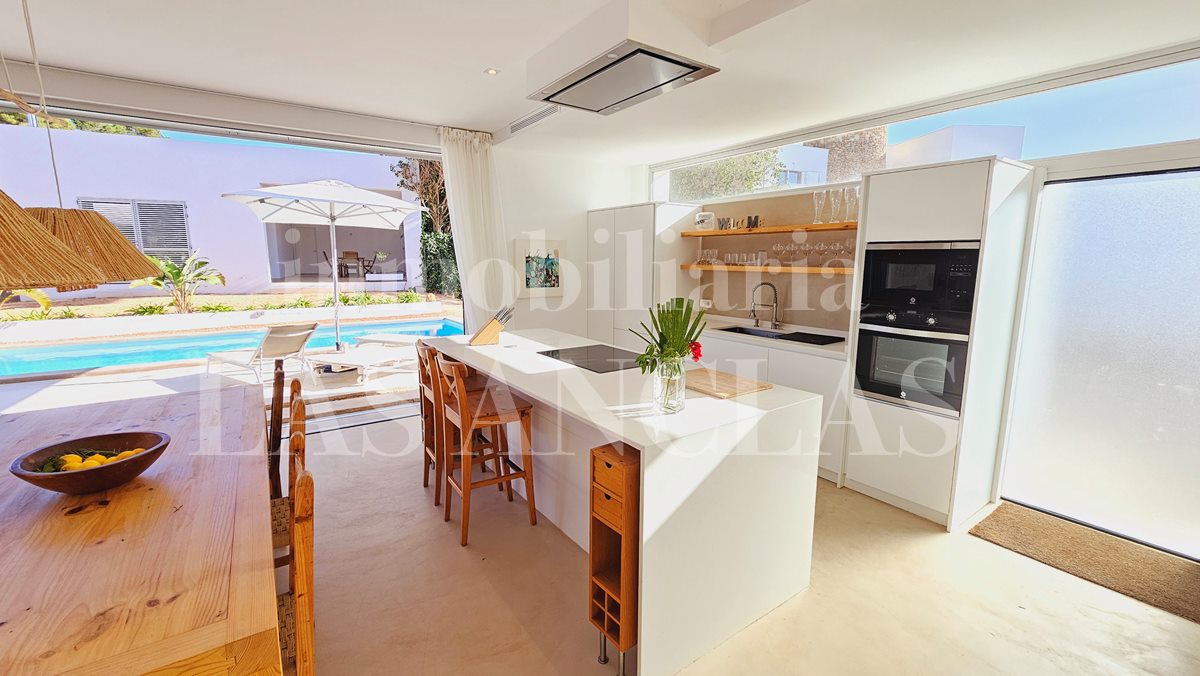 Ibiza San Carlos - Modern, low-maintenance villa with a guest house within walking distance of the beach para venda