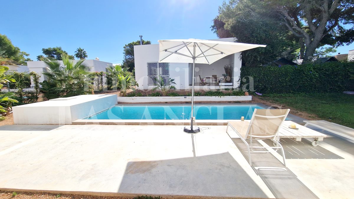 Ibiza San Carlos - Modern, low-maintenance villa with a guest house within walking distance of the beach for sale