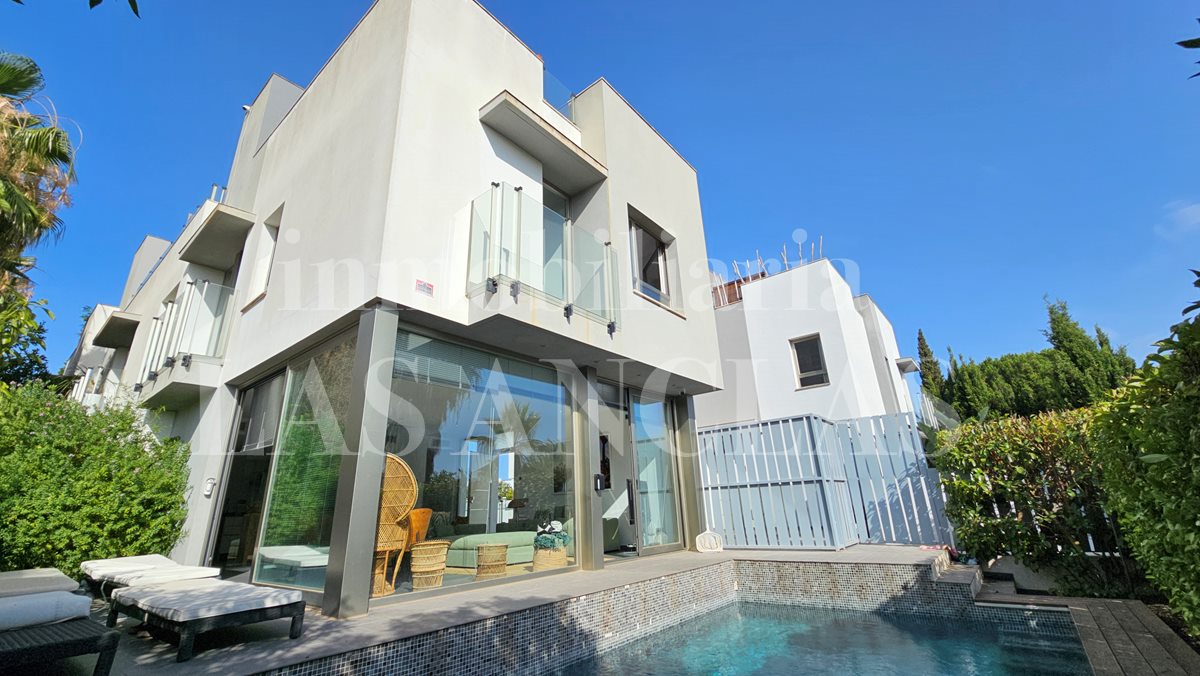 Ibiza Jesús - Moderna casa pareda con piscina y azotea con vista a Dalt Vila en venta