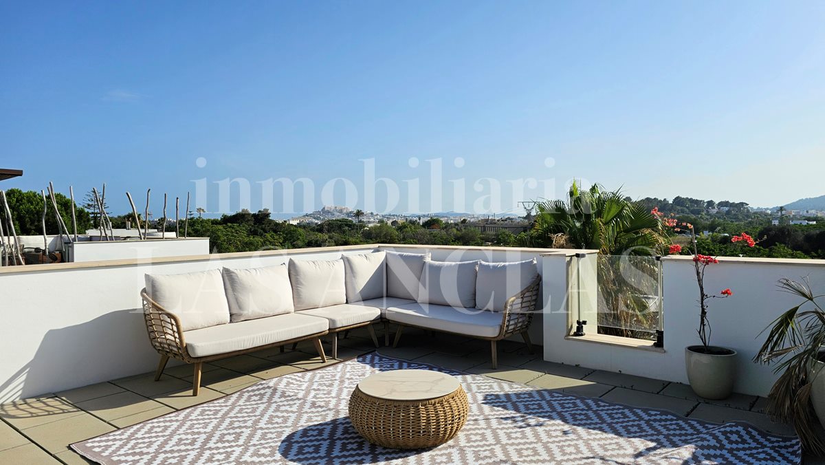 Ibiza Jesús - Moderna casa pareda con piscina y azotea con vista a Dalt Vila en venta