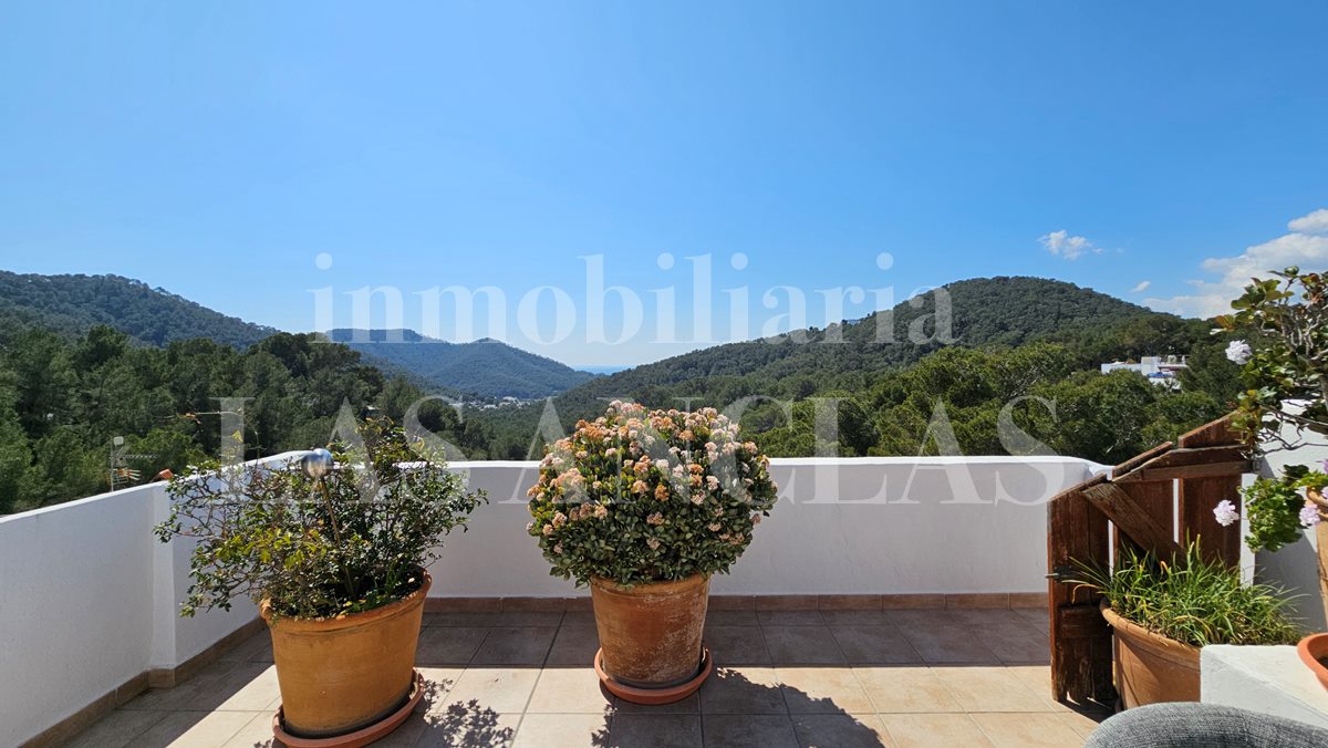 Ibiza Santa Eulalia - Bright penthouse with private roof terrace and picturesque sea views 待售