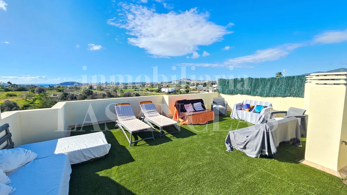 Ibiza Jesús - Luminoso ático con azotea privada de 70m² y preciosas vistas a Dalt Vila y al mar en venta