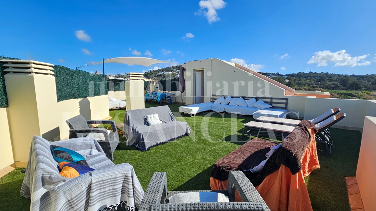 Ibiza Jesús - Luminoso ático con azotea privada de 70m² y preciosas vistas a Dalt Vila y al mar en venta