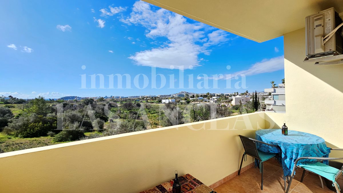 Ibiza Jesús - Helles Penthousewohnung mit 70m² Dachterrasse und tollem Blick auf Dalt Vila und das Meer im Verkauf