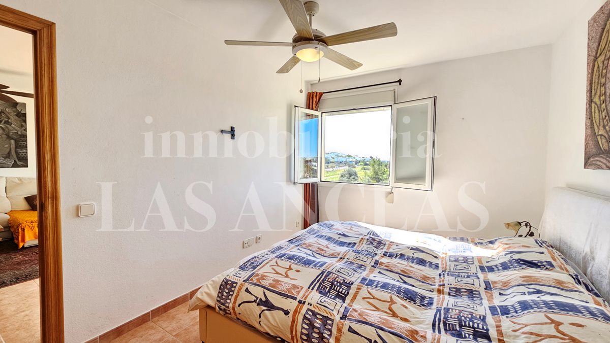 Ibiza Jesús - Helles Penthousewohnung mit 70m² Dachterrasse und tollem Blick auf Dalt Vila und das Meer im Verkauf