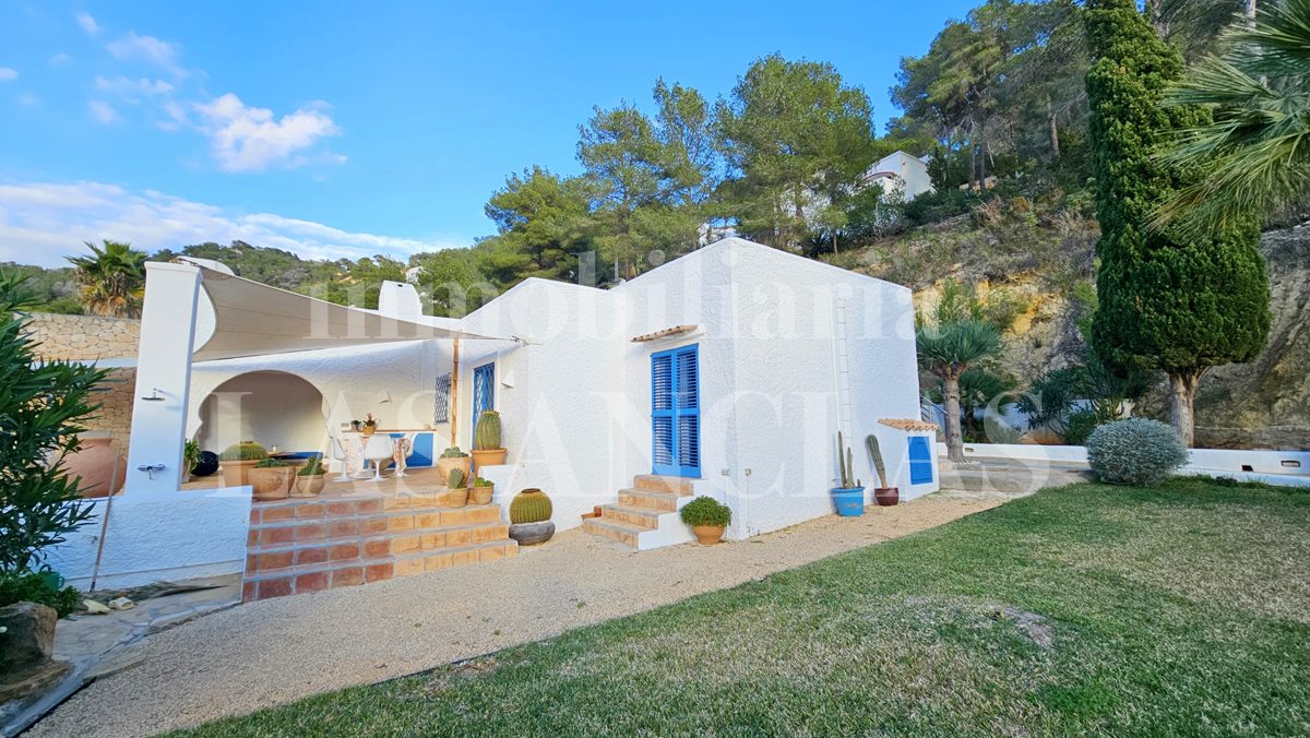 Ibiza Santa Eulalia - Hermosa casa pareada de una planta con jardín cerca de la playa en venta