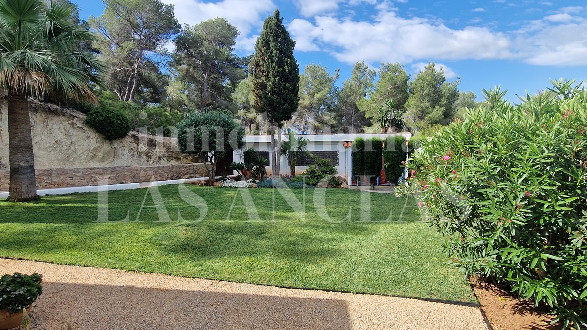Ibiza Santa Eulalia - Hermosa casa pareada de una planta con jardín cerca de la playa en venta