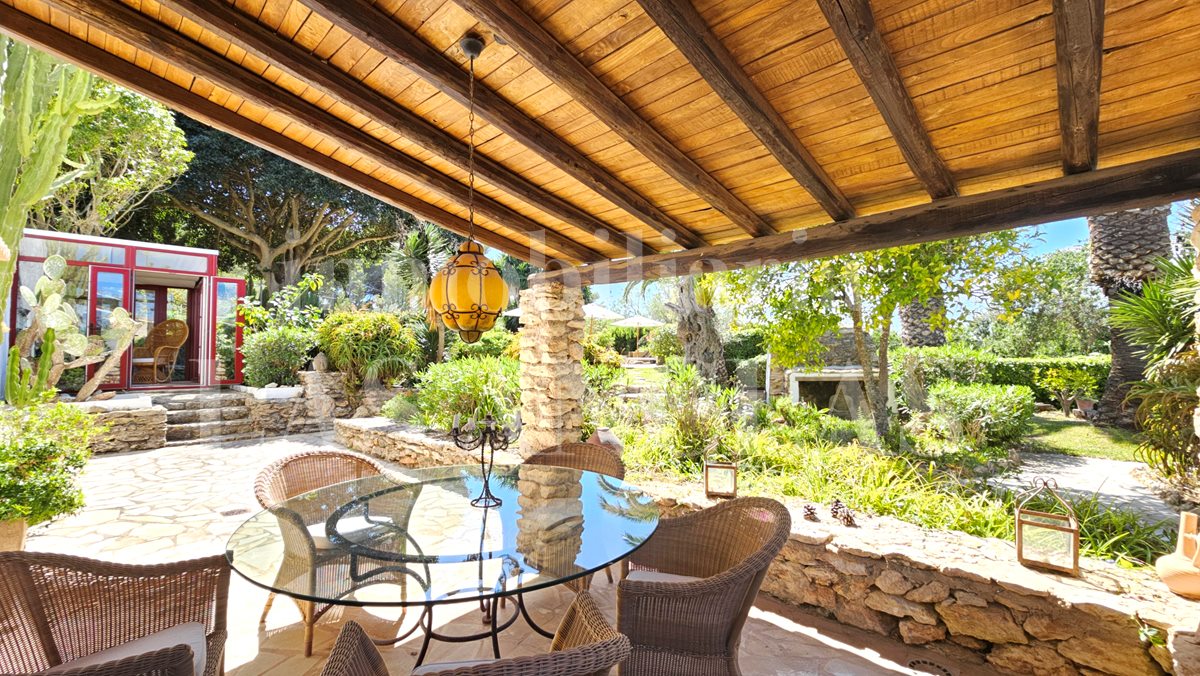  zwischen Ibiza & Sta. Eulalia - Wunderschöne Finca mit Gästehaus umgeben von einem herrlichen Garten im Verkauf