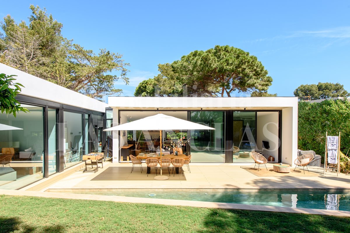 Ibiza Santa Eulalia - Elegant single-storey villa just a few minutes walk to the beach for sale