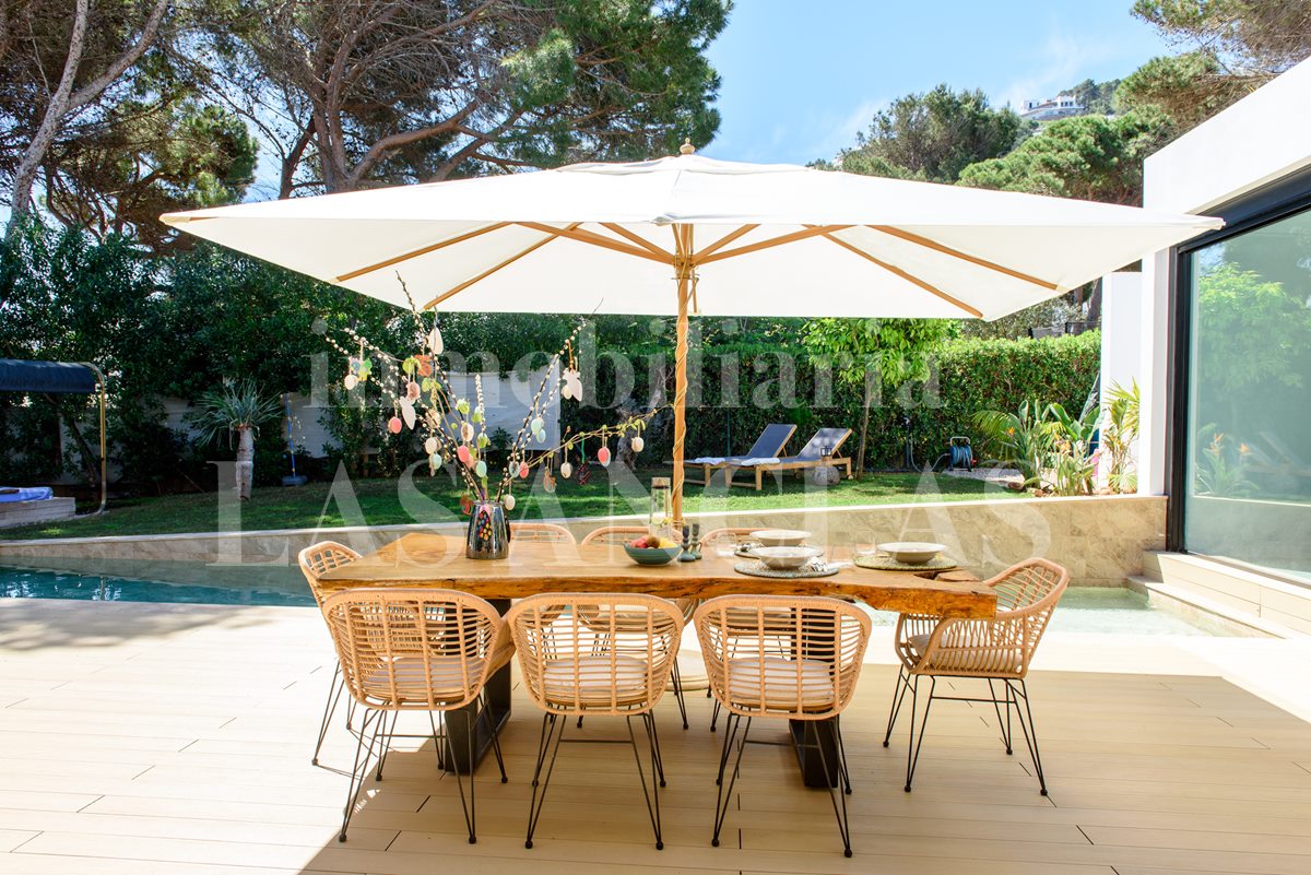 Ibiza Santa Eulalia - Elegant single-storey villa just a few minutes walk to the beach for sale