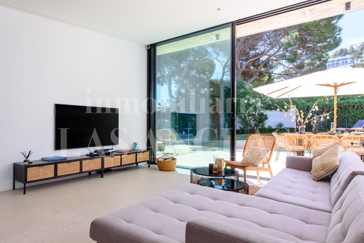 Ibiza Santa Eulalia - Elegant single-storey villa just a few minutes walk to the beach for sale