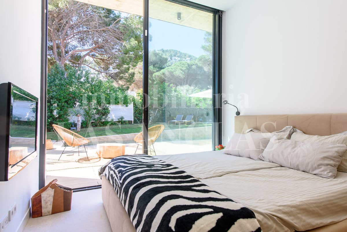 Ibiza Santa Eulalia - Elegant single-storey villa just a few minutes walk to the beach for sale