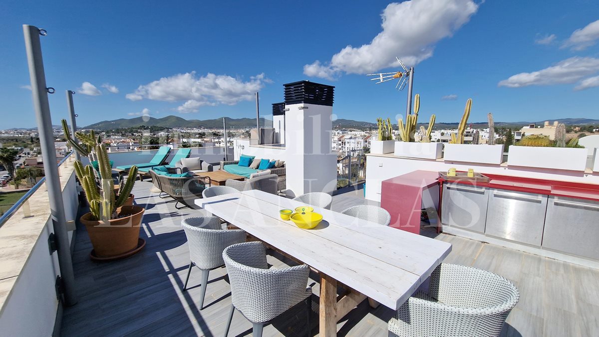 Ibiza Jesús - Bright penthouse with roof terrace, private lift and views to the sea and Dalt Vila for sale