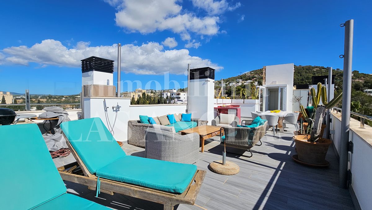 Ibiza Jesús - Bright penthouse with roof terrace, private lift and views to the sea and Dalt Vila for sale