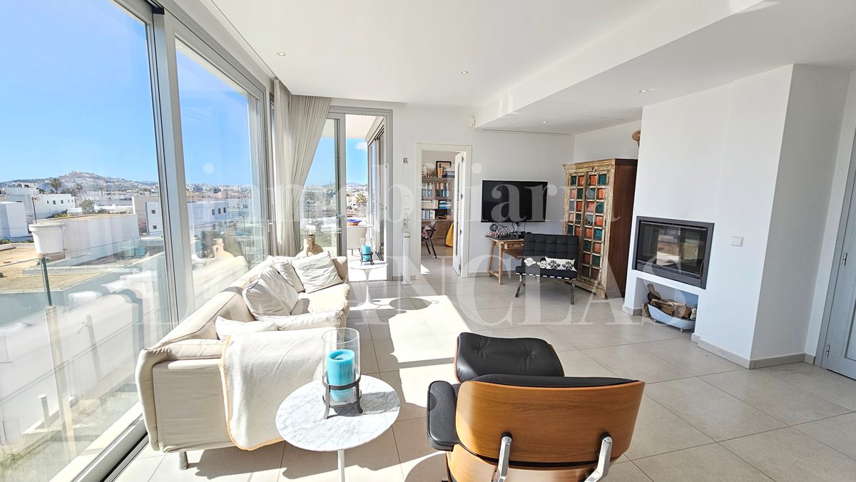 Ibiza Jesús - Luminoso ático con azotea, ascensor privado y vista al mar y Dalt Vila en venta