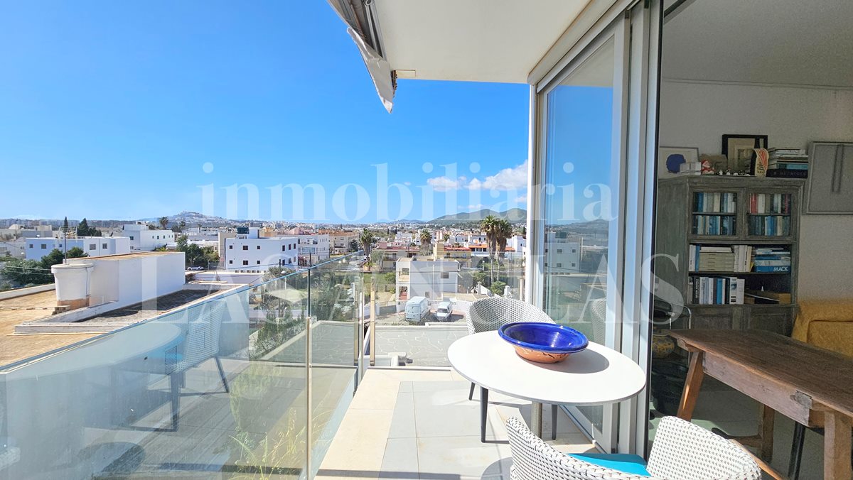 Ibiza Jesús - Luminoso ático con azotea, ascensor privado y vista al mar y Dalt Vila en venta