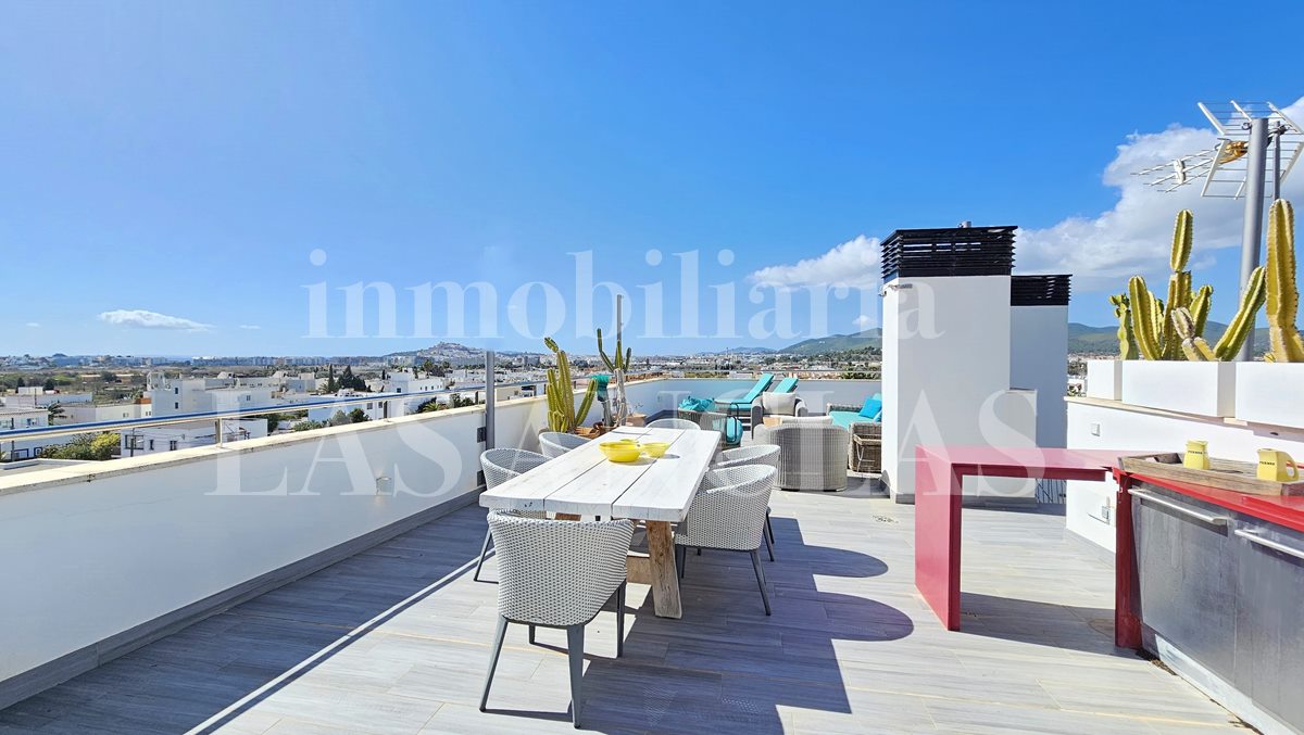 Ibiza Jesús - Luminoso ático con azotea, ascensor privado y vista al mar y Dalt Vila en venta