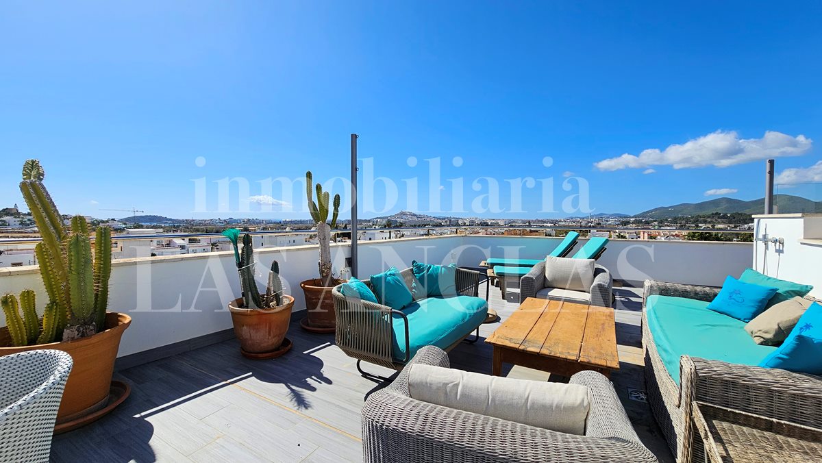 Ibiza Jesús - Bright penthouse with roof terrace, private lift and views to the sea and Dalt Vila for sale