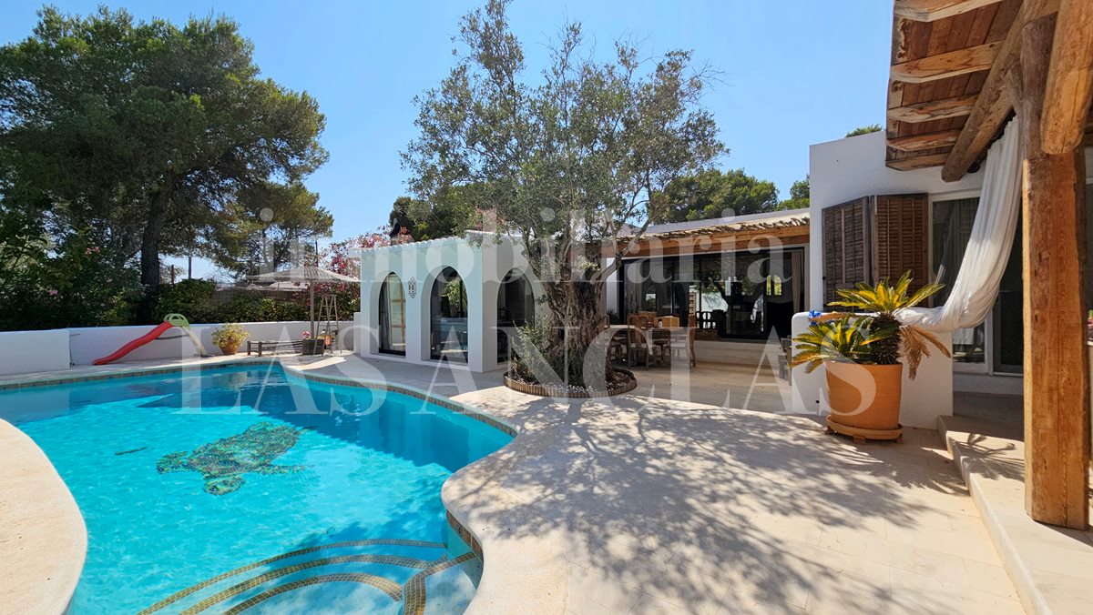 Ibiza San Carlos - Renovada casa de una planta con agradables zonas exteriores andando a la playa en venta