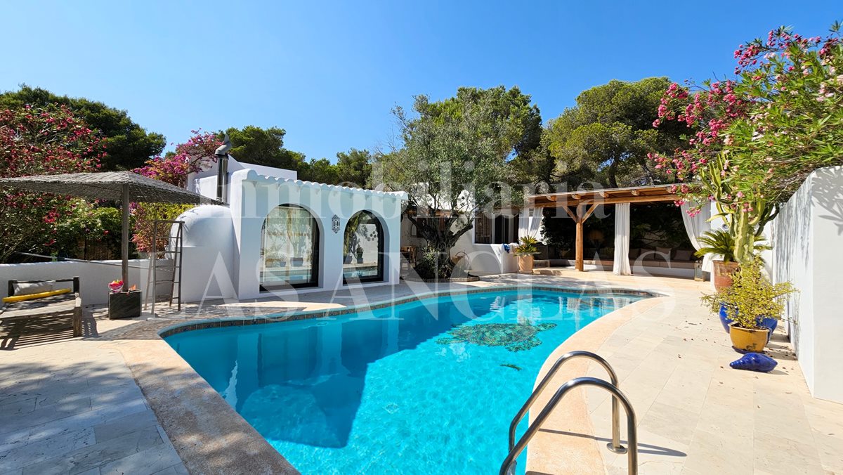 Ibiza San Carlos - Renovada casa de una planta con agradables zonas exteriores andando a la playa en venta