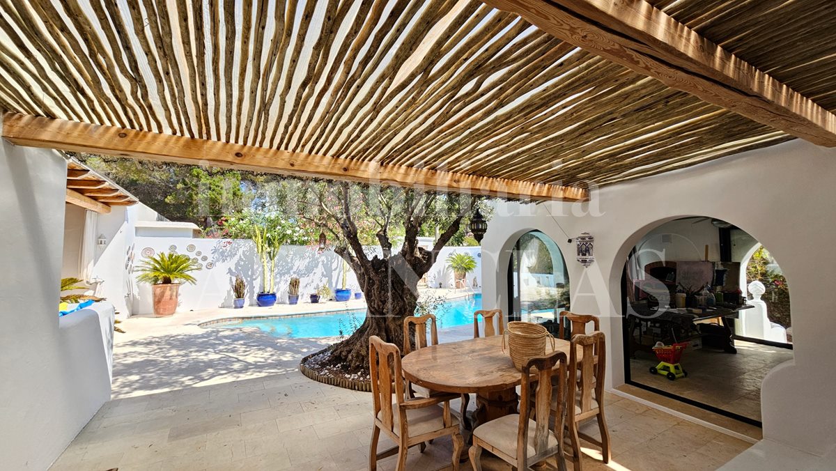 Ibiza San Carlos - Renovada casa de una planta con agradables zonas exteriores andando a la playa en venta
