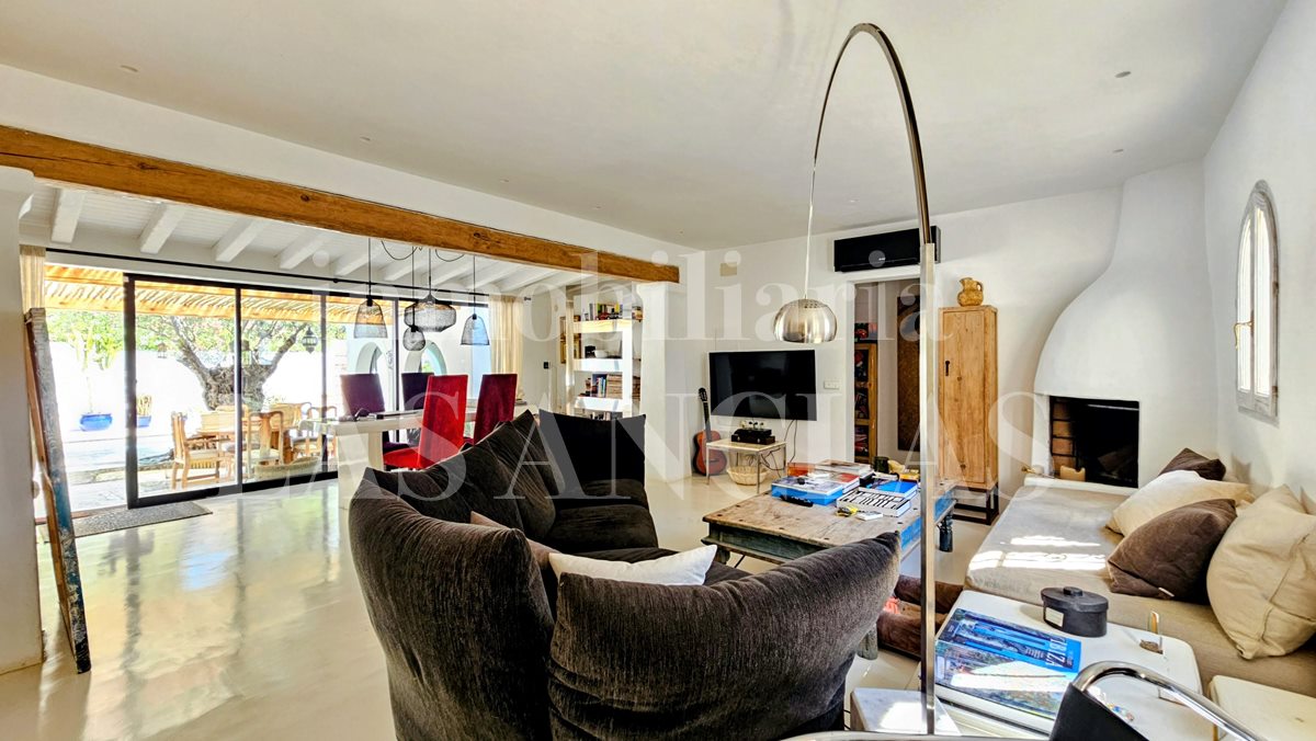 Ibiza San Carlos - Renovada casa de una planta con agradables zonas exteriores andando a la playa en venta