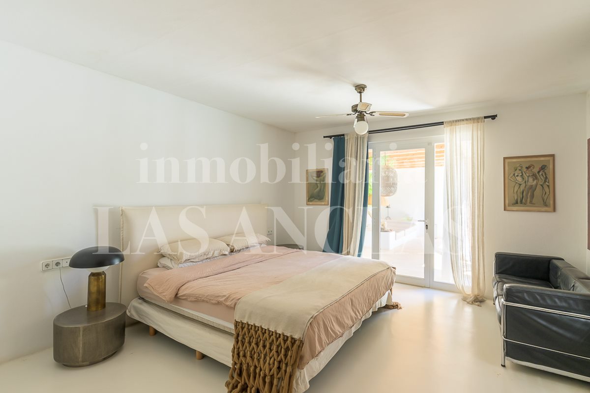 Ibiza San Carlos - Renovada casa de una planta con agradables zonas exteriores andando a la playa en venta