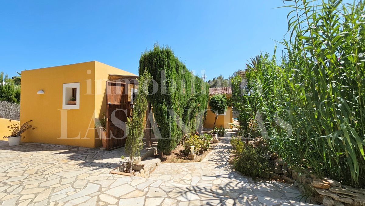 Ibiza Cala Llonga - Zu Fuß zum Strand! Bezaubernder Bungalow mit Erweiterungprojekt im Verkauf