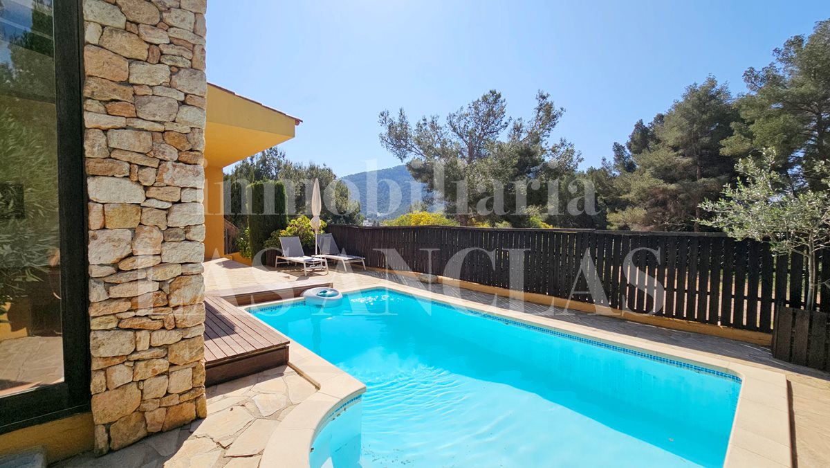 Ibiza Cala Llonga - Zu Fuß zum Strand! Bezaubernder Bungalow mit Erweiterungprojekt im Verkauf