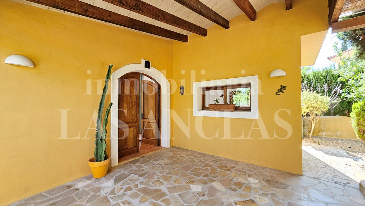 Ibiza Cala Llonga - Zu Fuß zum Strand! Bezaubernder Bungalow mit Erweiterungprojekt im Verkauf