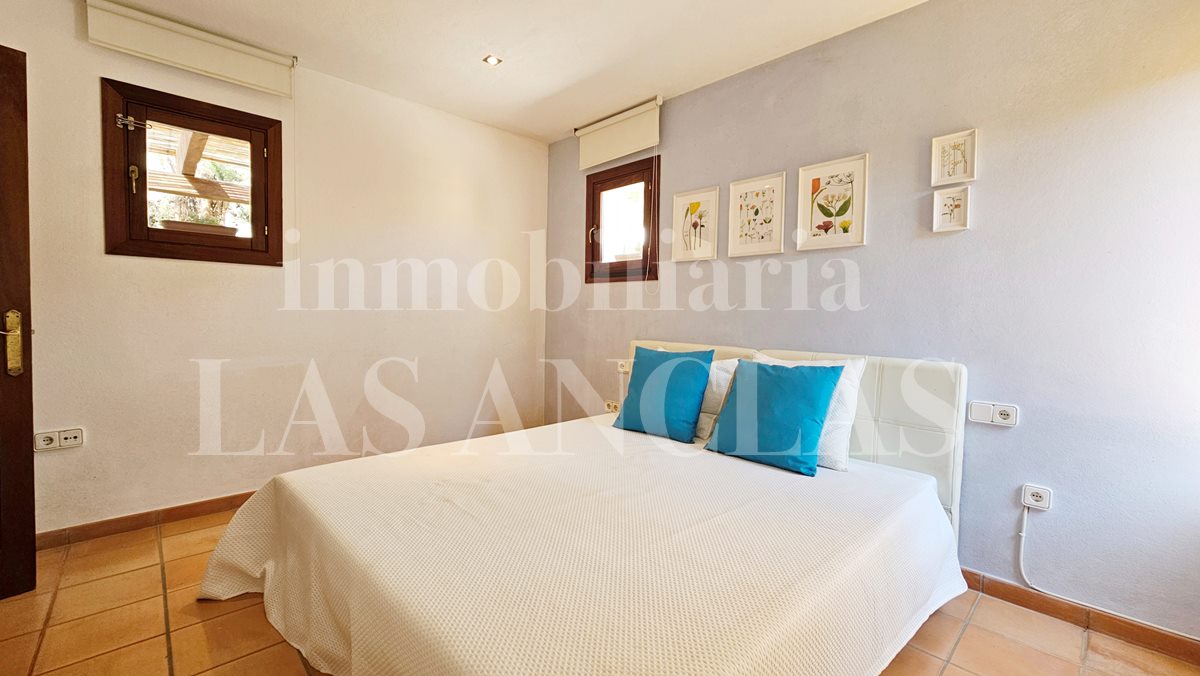 Ibiza Cala Llonga - Zu Fuß zum Strand! Bezaubernder Bungalow mit Erweiterungprojekt im Verkauf