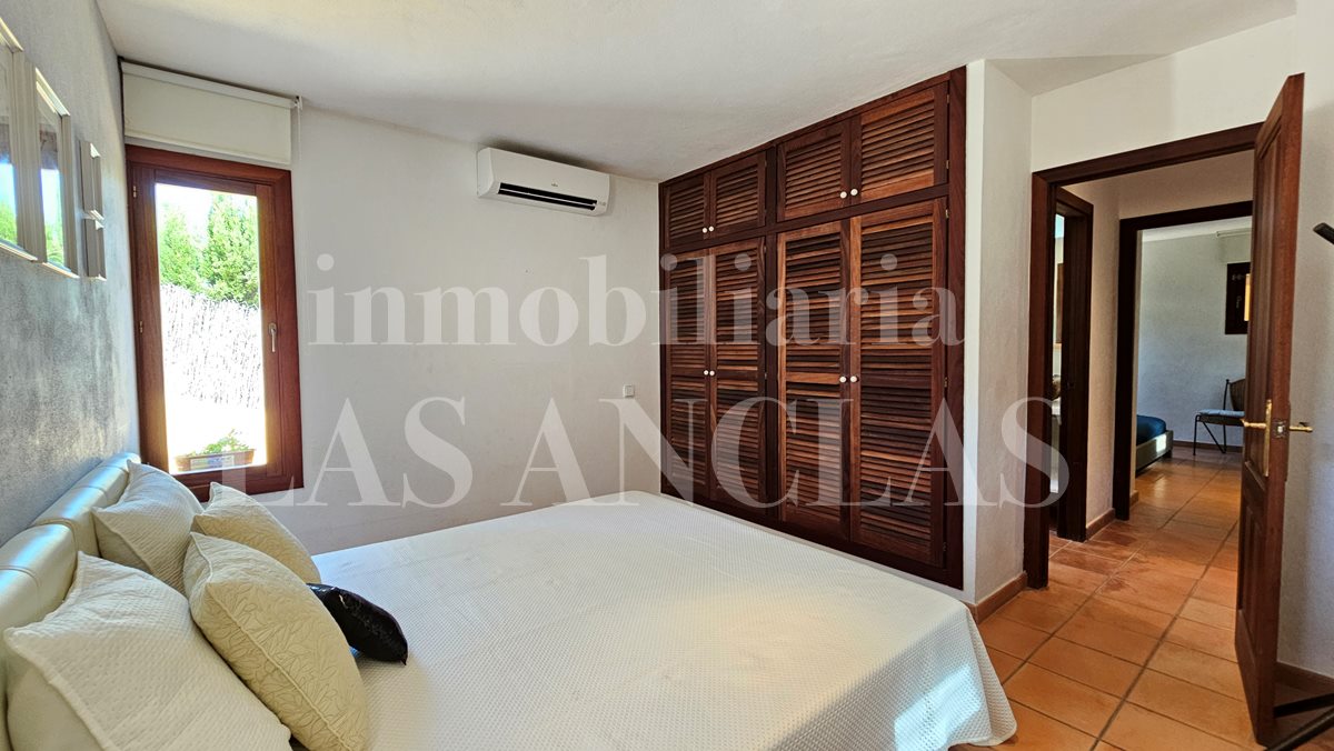 Ibiza Cala Llonga - Zu Fuß zum Strand! Bezaubernder Bungalow mit Erweiterungprojekt im Verkauf