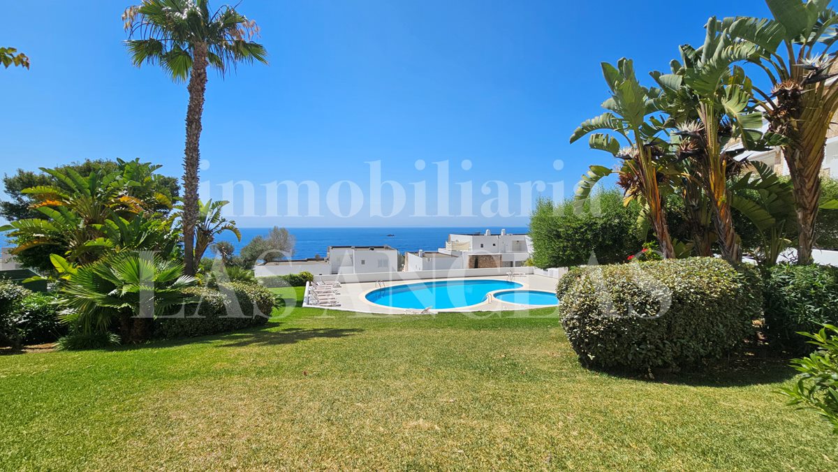 Ibiza near golf course - Flat to renovate with south-facing terrace overlooking the sea and Formentera for sale