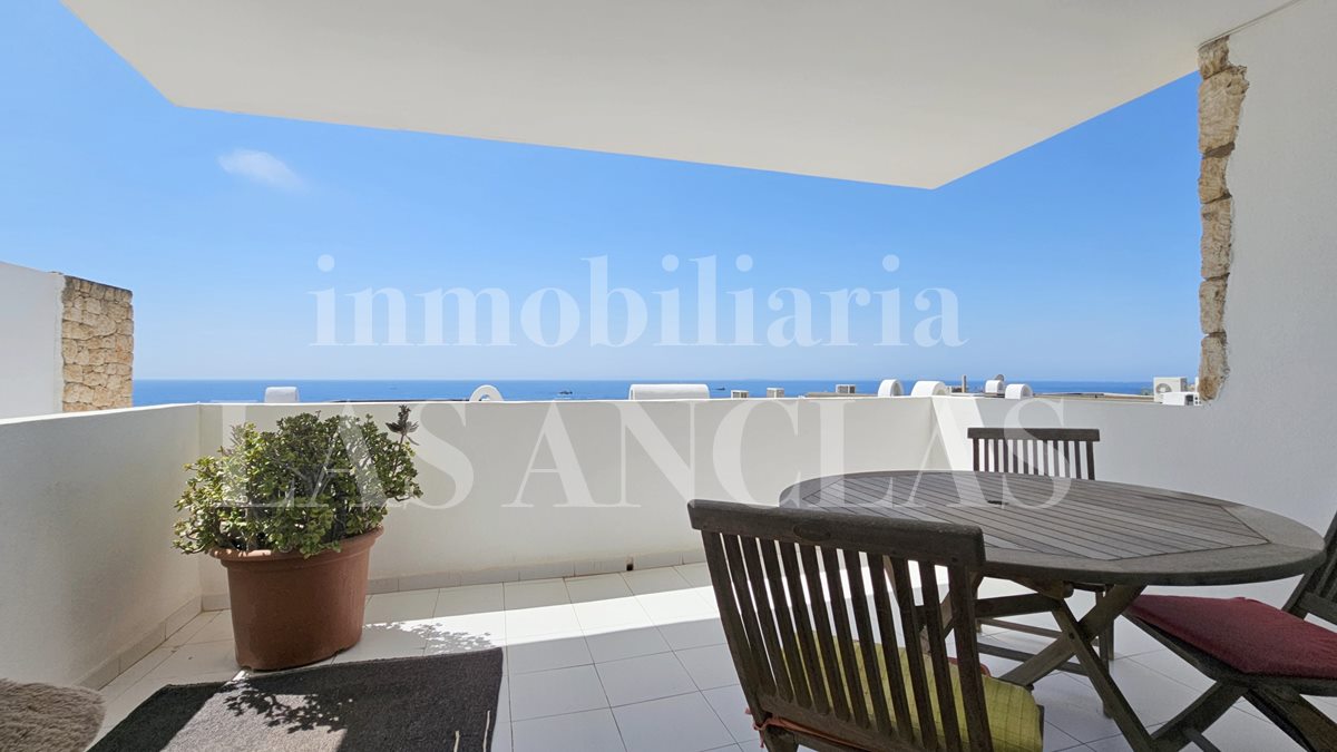 Ibiza near golf course - Flat to renovate with south-facing terrace overlooking the sea and Formentera for sale