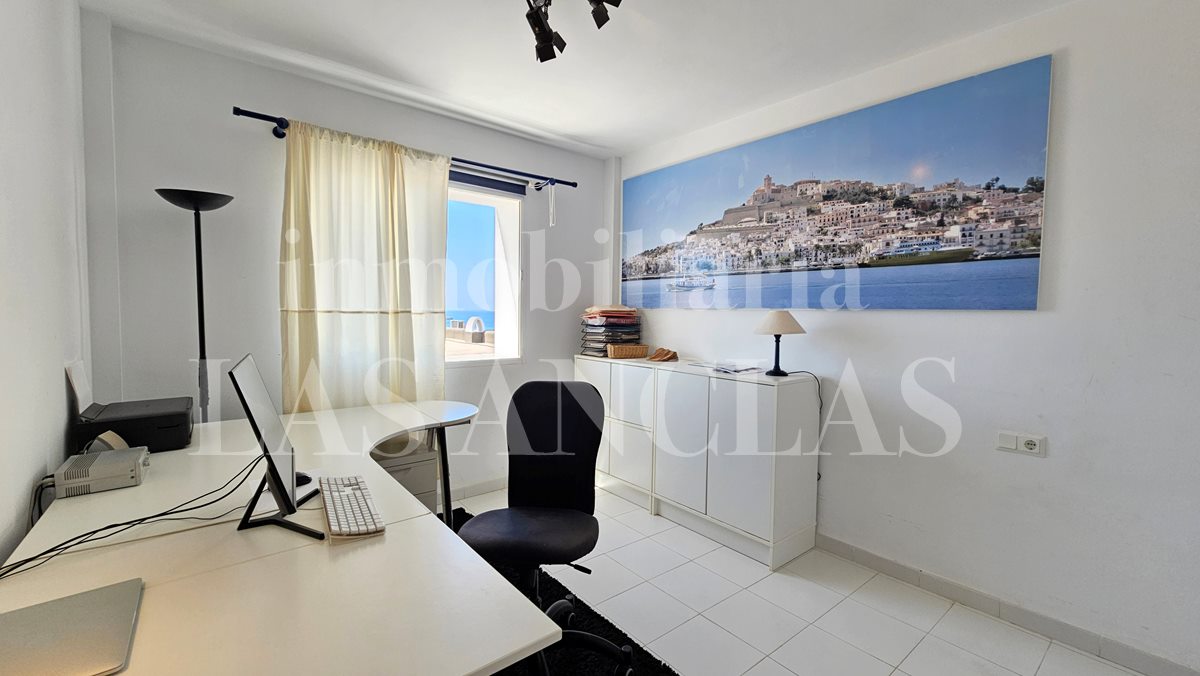 Ibiza near golf course - Flat to renovate with south-facing terrace overlooking the sea and Formentera for sale