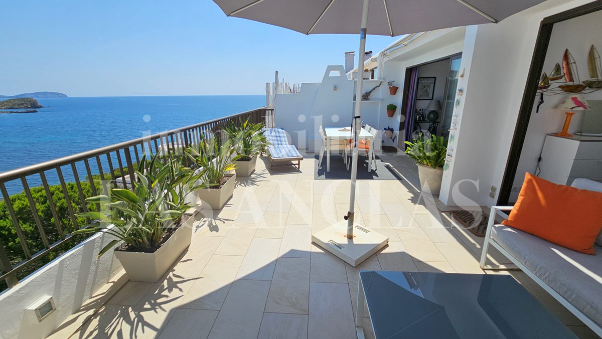 Ibiza San Carlos - Sonnige Penthousewohnung mit privilegiertem Meer- und Küstenblick im Verkauf