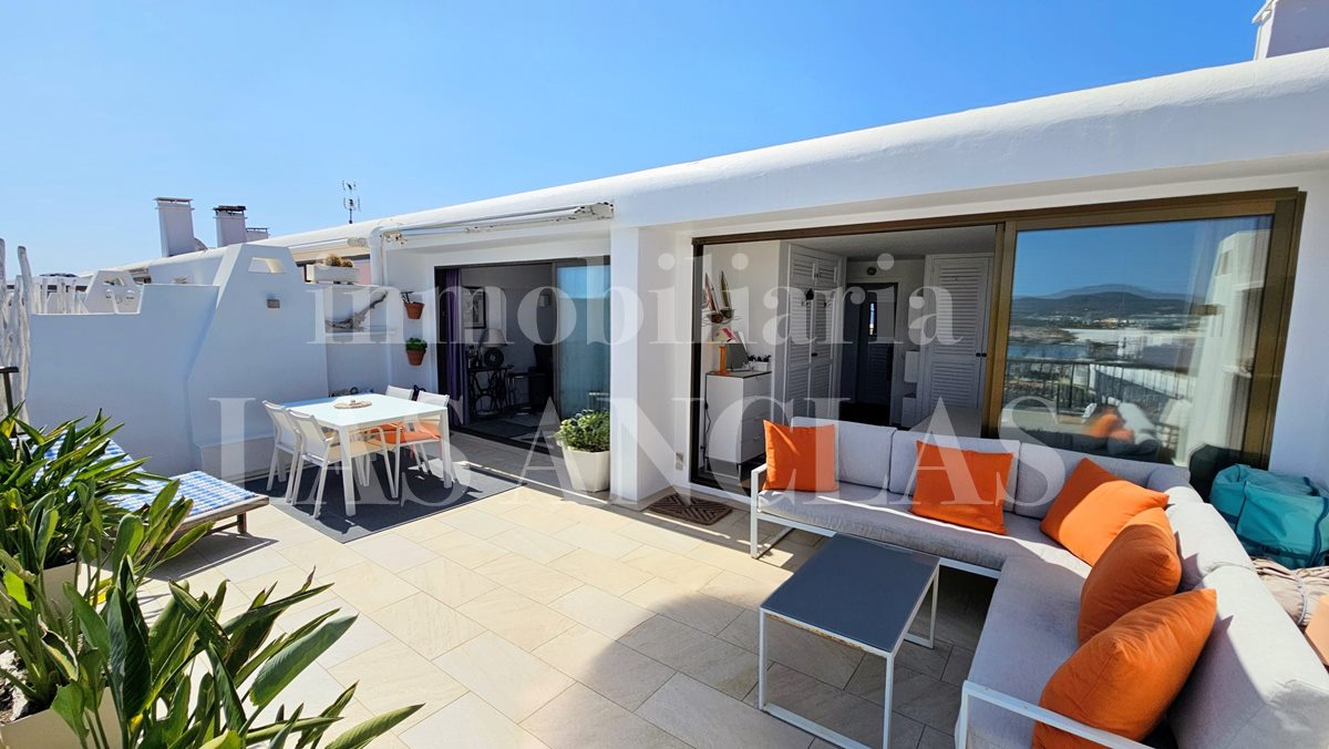 Ibiza San Carlos - Sonnige Penthousewohnung mit privilegiertem Meer- und Küstenblick im Verkauf