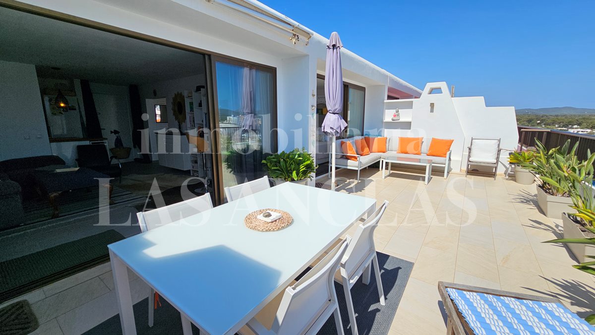 Ibiza San Carlos - Sonnige Penthousewohnung mit privilegiertem Meer- und Küstenblick im Verkauf