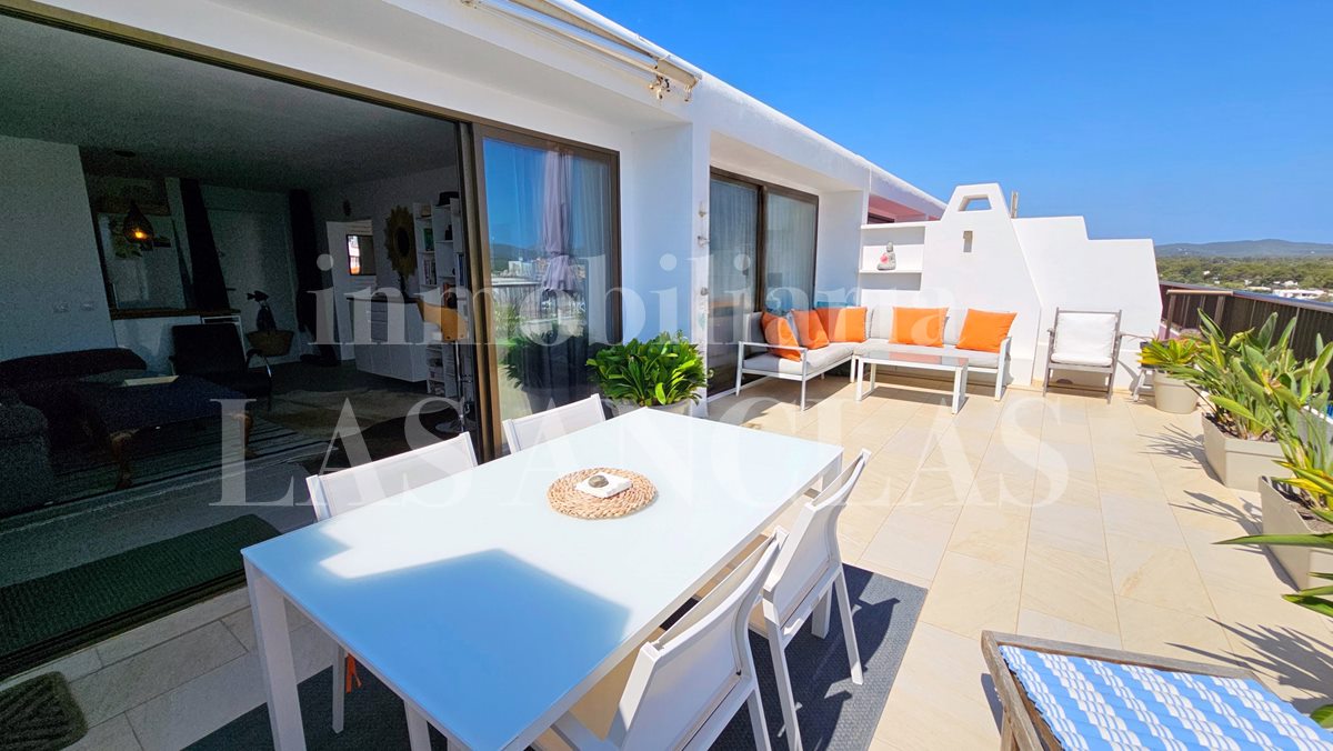 Ibiza San Carlos - Sonnige Penthousewohnung mit privilegiertem Meer- und Küstenblick im Verkauf