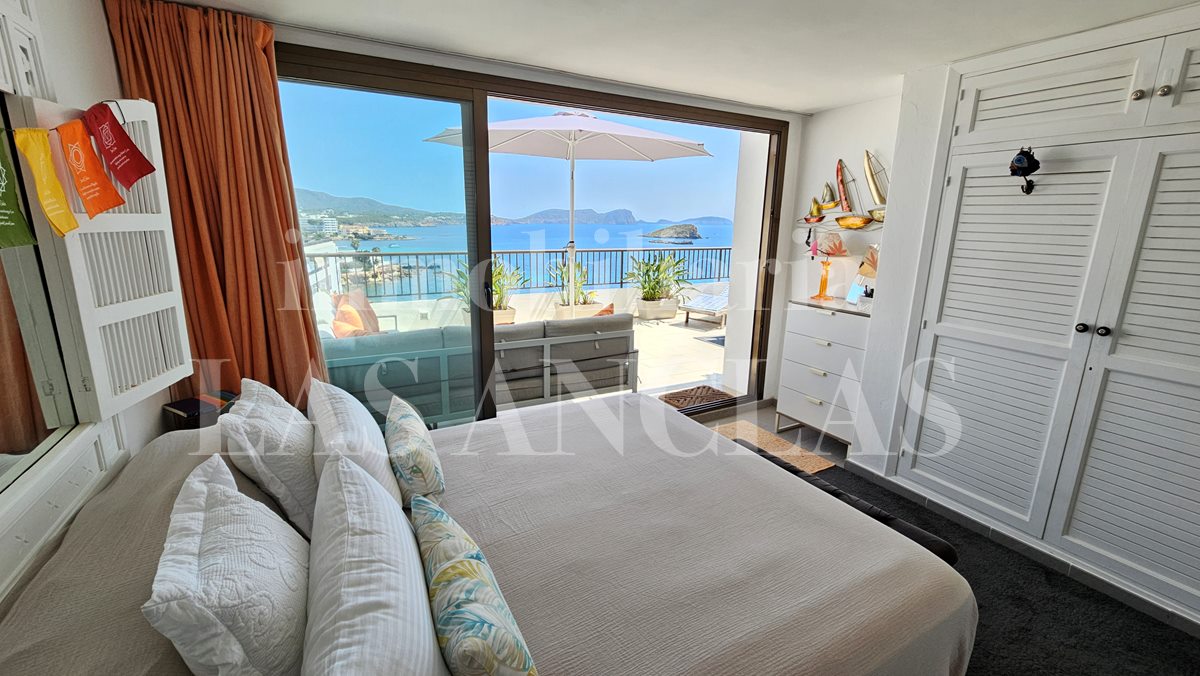 Ibiza San Carlos - Sonnige Penthousewohnung mit privilegiertem Meer- und Küstenblick im Verkauf