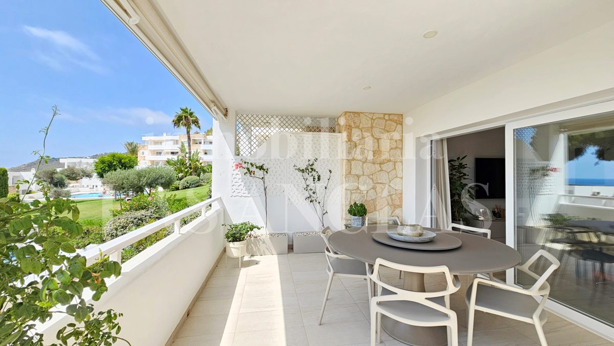 Ibiza near golf course - Renovated, elegant south-facing apartment with views of the sea and Formentera for sale