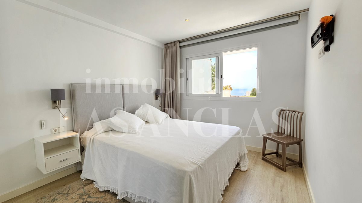 Ibiza near golf course - Renovated, elegant south-facing apartment with views of the sea and Formentera for sale