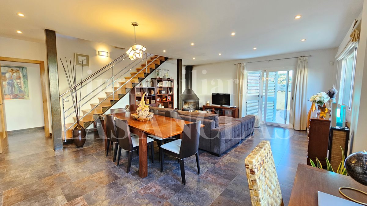 Ibiza Jesús - Spacious semi-detached house with roof terrace in central location for sale