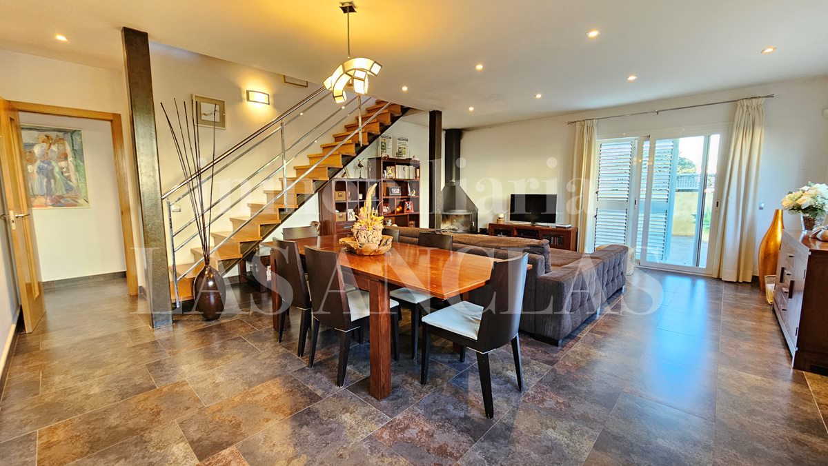 Ibiza Jesús - Spacious semi-detached house with roof terrace in central location for sale