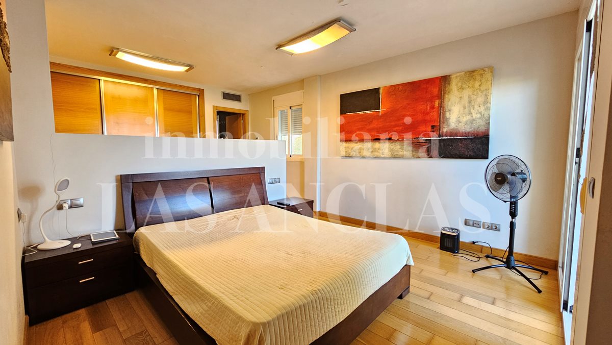 Ibiza Jesús - Spacious semi-detached house with roof terrace in central location for sale